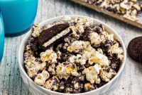Oreo Popcorn Recipe: Creamy Chocolate Cookie Popcorn Treat