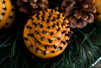 Orange and Clove Pomander Decorations for Fragrant Holiday Gifts