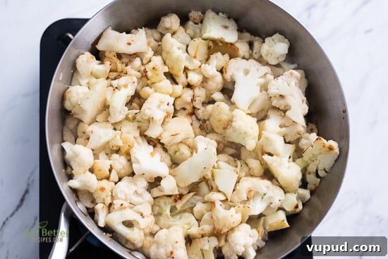 Garlic Parmesan Smashed Cauliflower Sautéed to Crispy Perfection 5 Low Carb Mashed Cauliflower Recipe KETO | @eatbetterrecipes