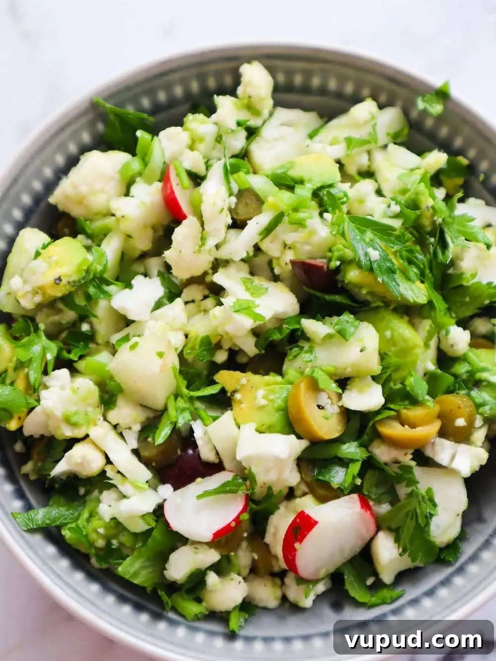 Crunchy raw cauliflower salad with anti-inflammatory ingredients