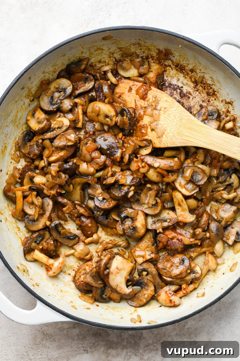 Cashew Cream Mushroom Stroganoff (Gluten-Free) 8 How to make creamy vegan mushroom stroganoff: Cooked mushrooms, onions, and garlic, mixed with spices.