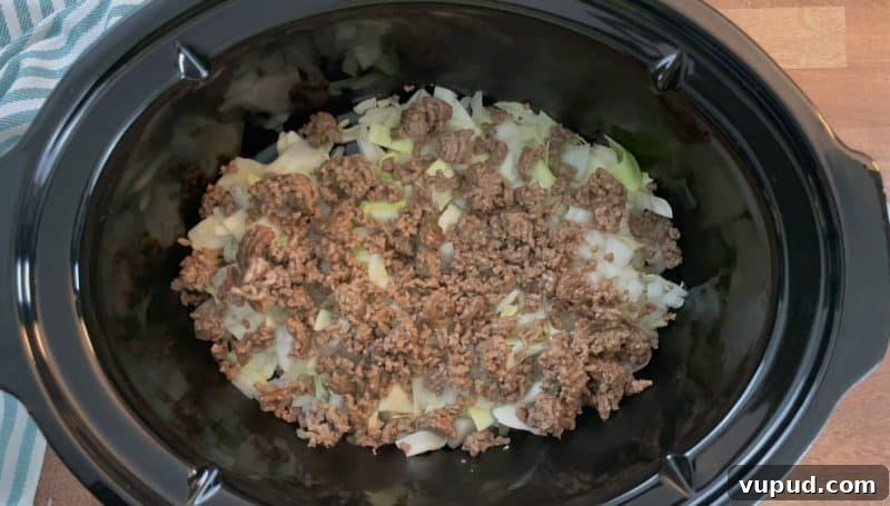 Slow Cooker Cabbage Casserole - Uses Spaghetti Sauce! Layer in ground beef on top of cabbage and onion