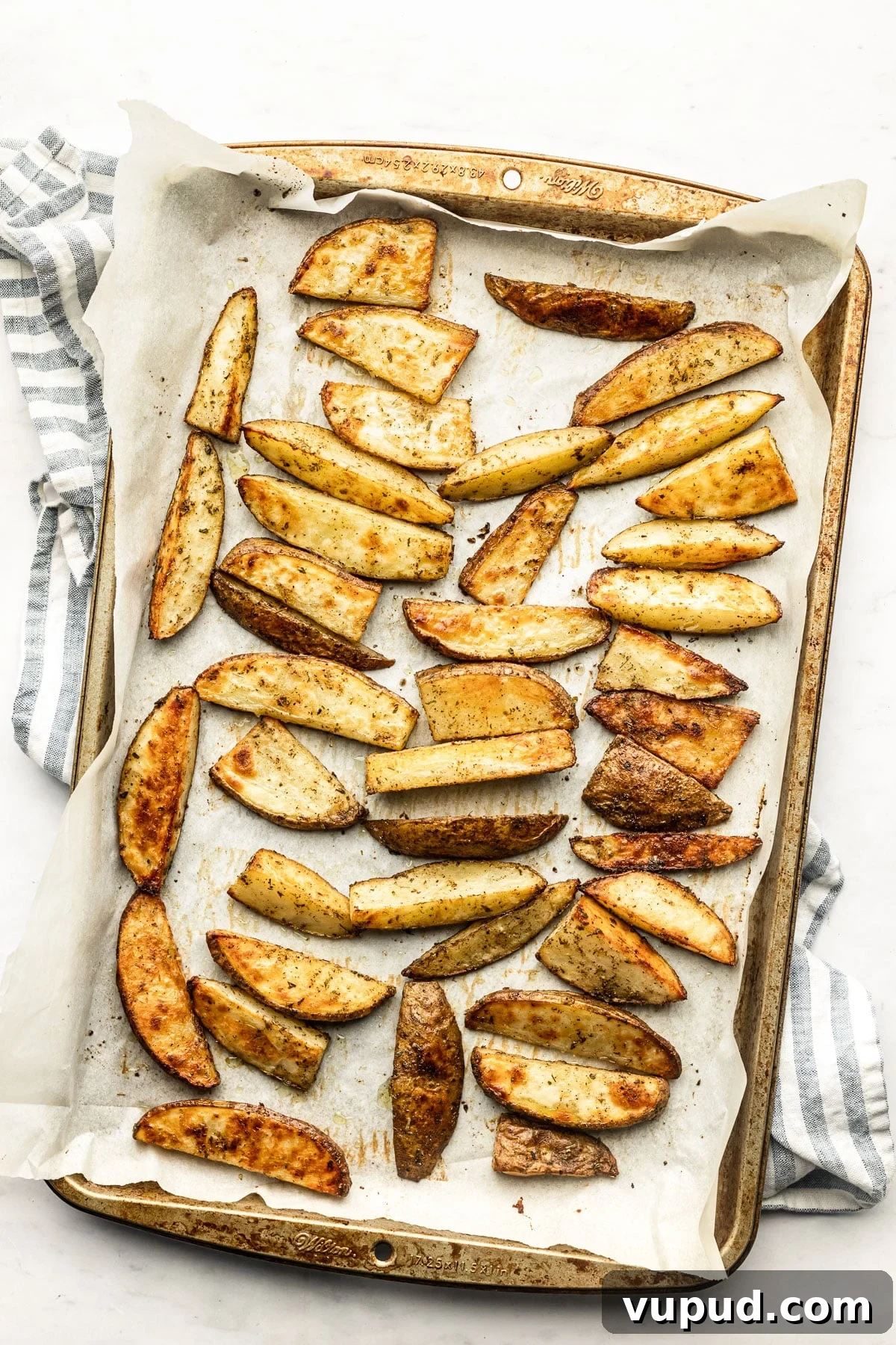 Crispy Oven-Roasted Potato Wedges with Garlic and Herbs 3 Seasoned potato wedges