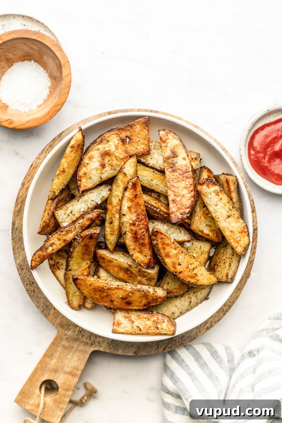 Crispy Oven-Roasted Potato Wedges with Garlic and Herbs 4 Golden roasted wedges
