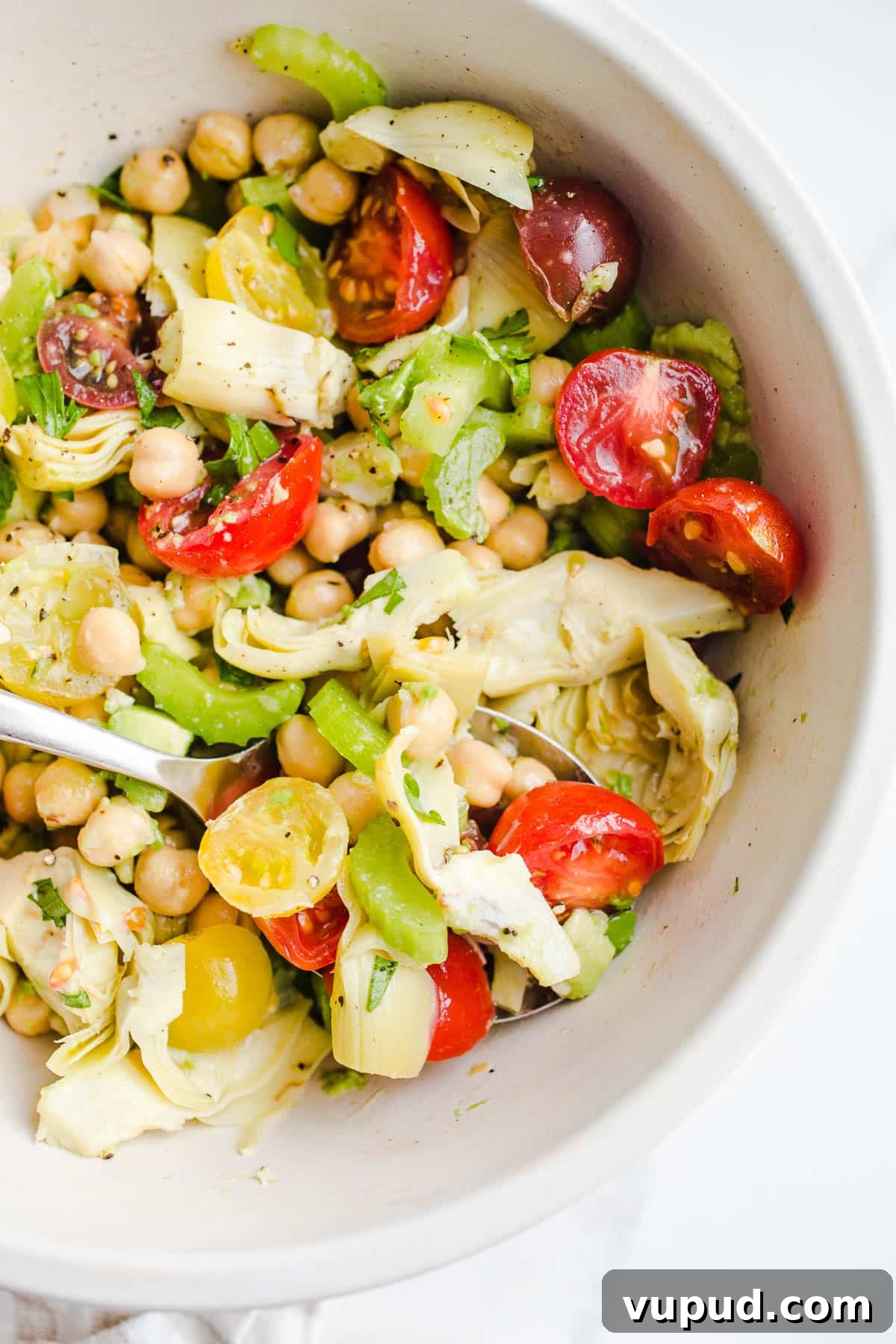 Top Celery Substitutes: 10 Flavorful Alternatives for Cooking 3 A salad with chickpeas, tomatoes, and avocado in a bowl.