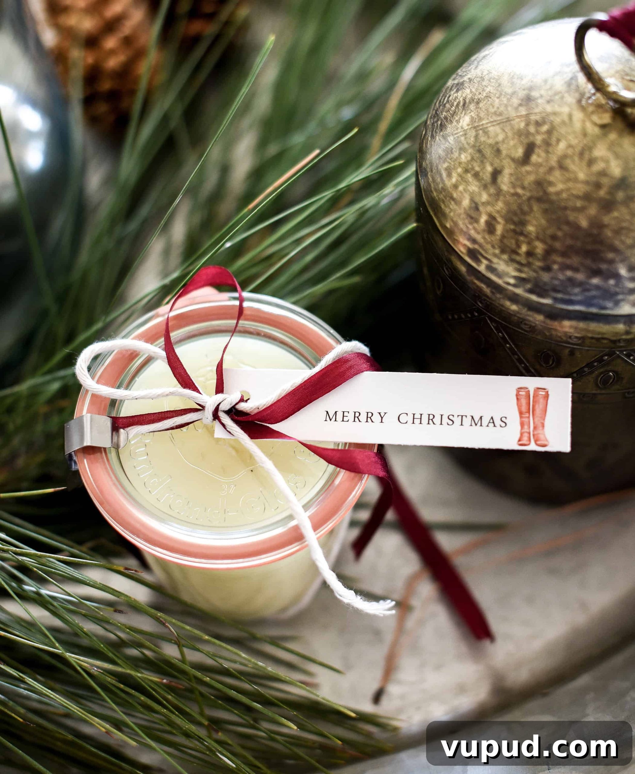 Handmade Christmas Gift Idea: DIY Scented Candles Tutorial 4 Need a handmade Christmas gift idea? You won’t believe how easy it is to make all-natural homemade candles!