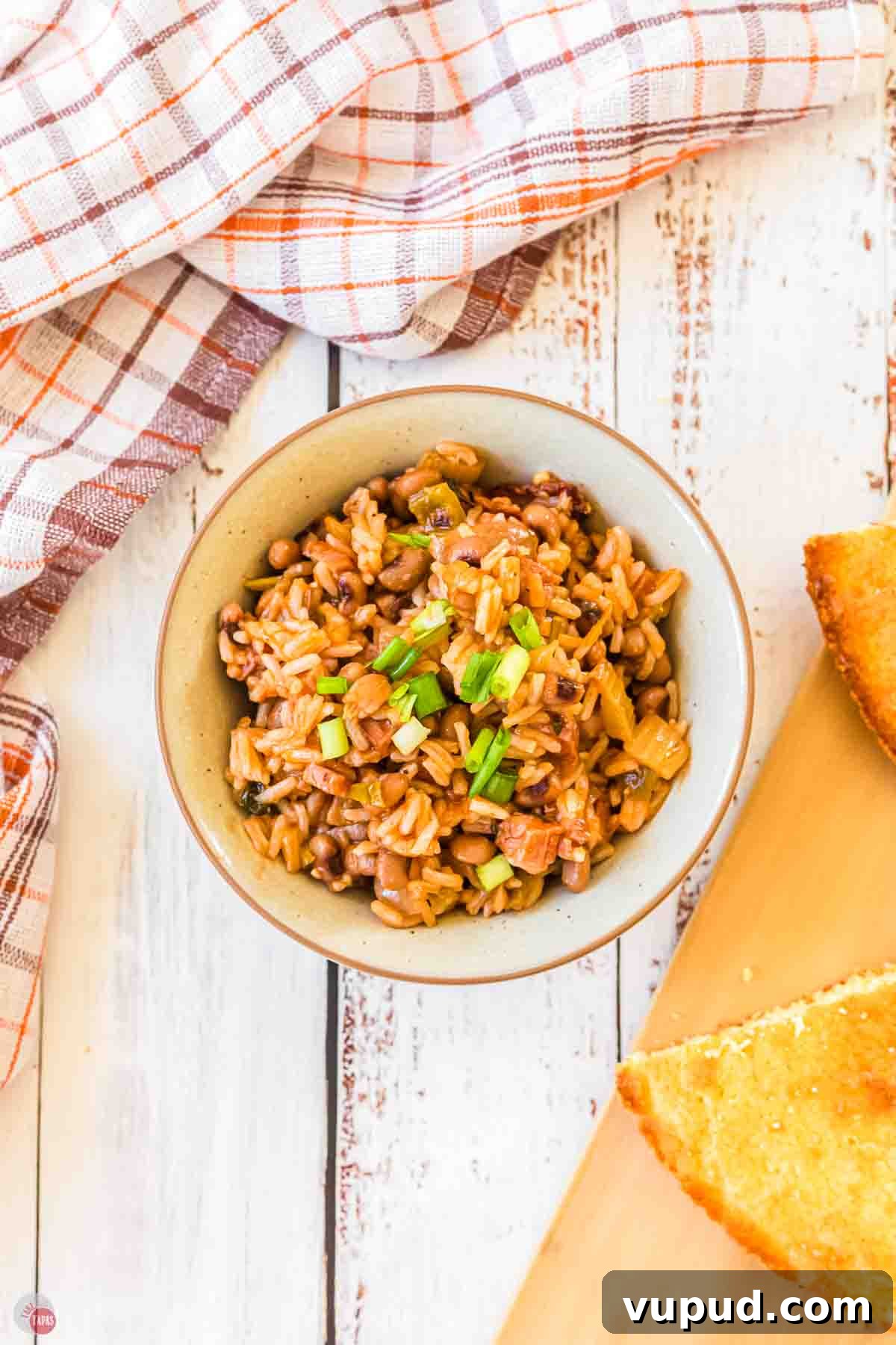 Slow Cooker Hoppin' John Recipe for Flavorful Southern Comfort 2 bowl of slow cooker hoppin john next to bread