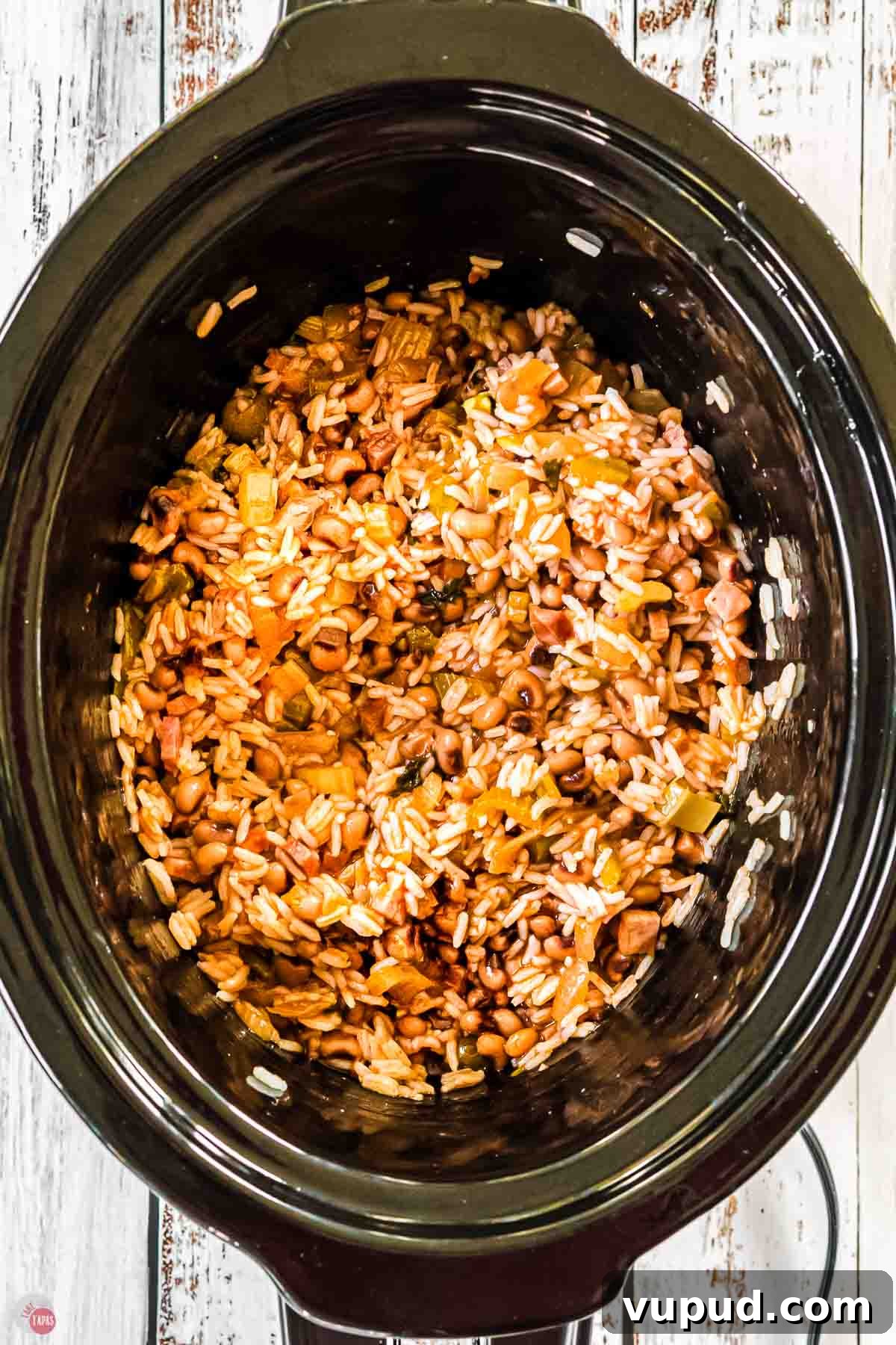 Slow Cooker Hoppin' John Recipe for Flavorful Southern Comfort 9 black slow cooker with black eyed peas and rice